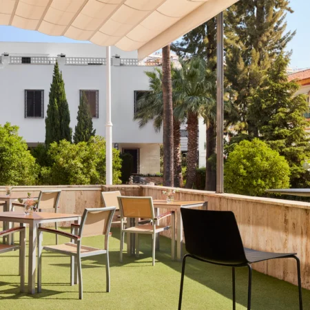 NH_Luz_Huelva_Bar_Terrace_Overview_Natural_Light_City_View_Vegetation_Tables_Chairs