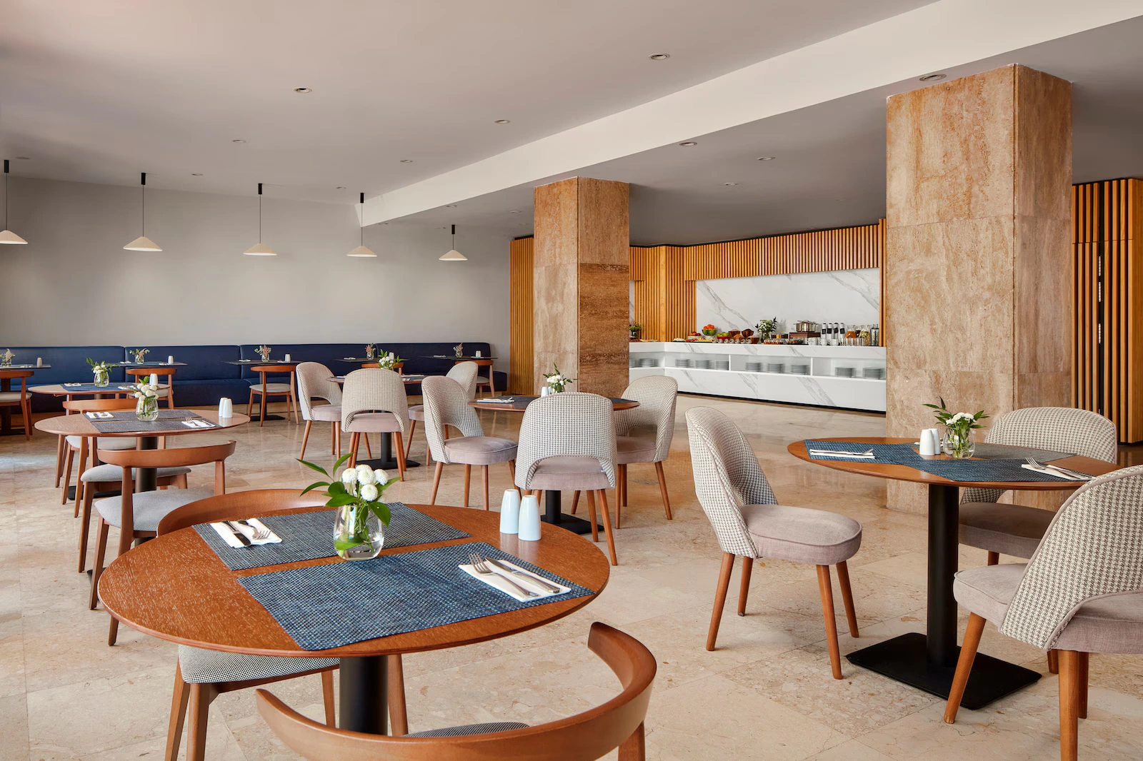NH_Luz_Huelva_Buffet_Breakfast_Lateral_Shoot_Tables_Chairs_Flowers_Cutlery_Food_Drinks_Lamps