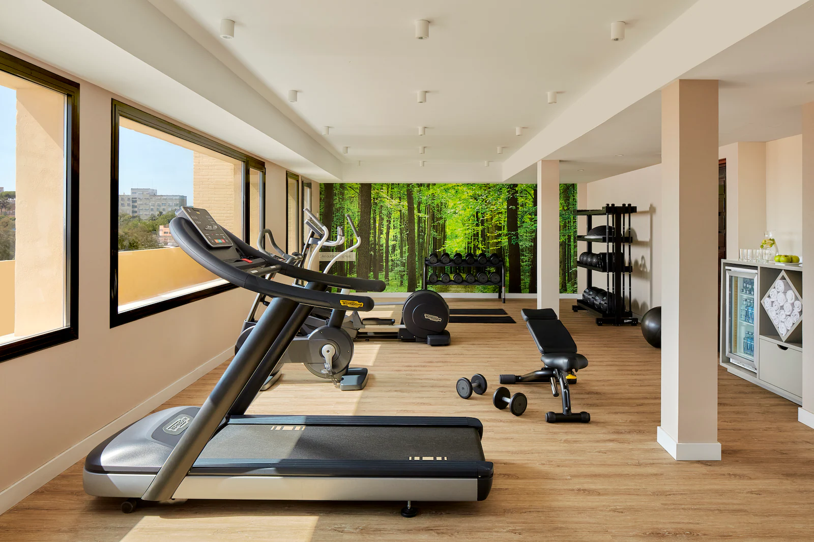 NH_Luz_Huelva_Hotel_Facilities_Gym_Natural_Light_Treadmill_Dumbbells_Water