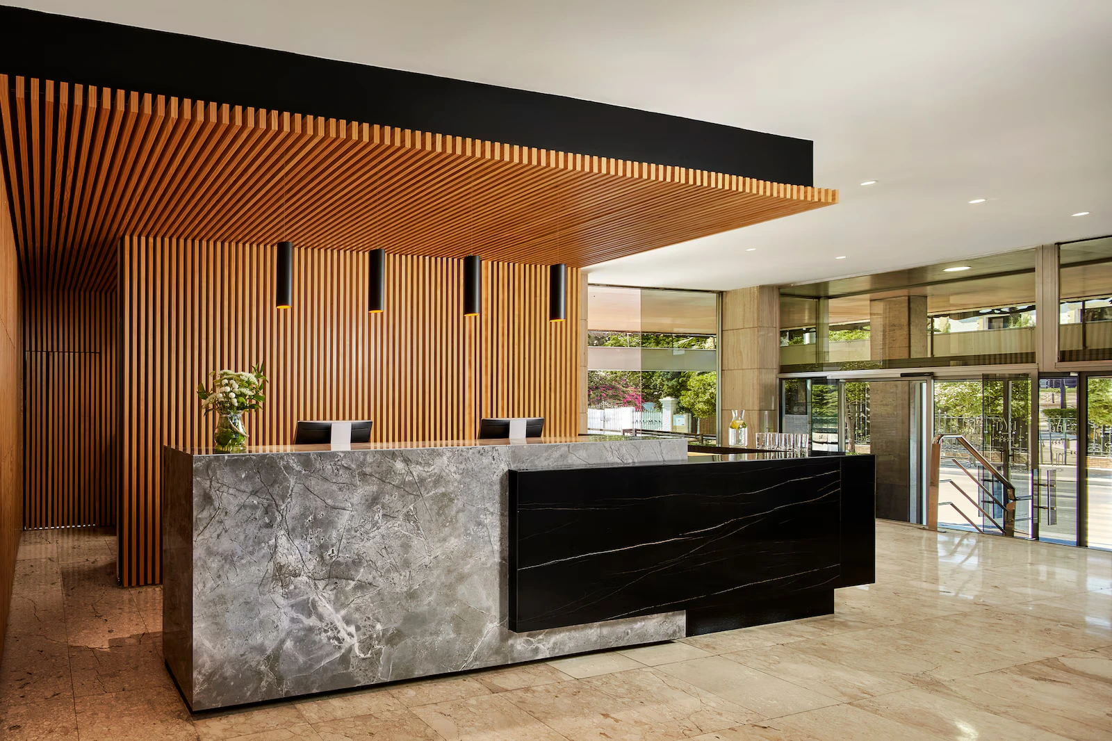 NH_Luz_Huelva_Reception_Front_Desk_Horizontal_Shoot_Natural_Light_Entrance_Lamps
