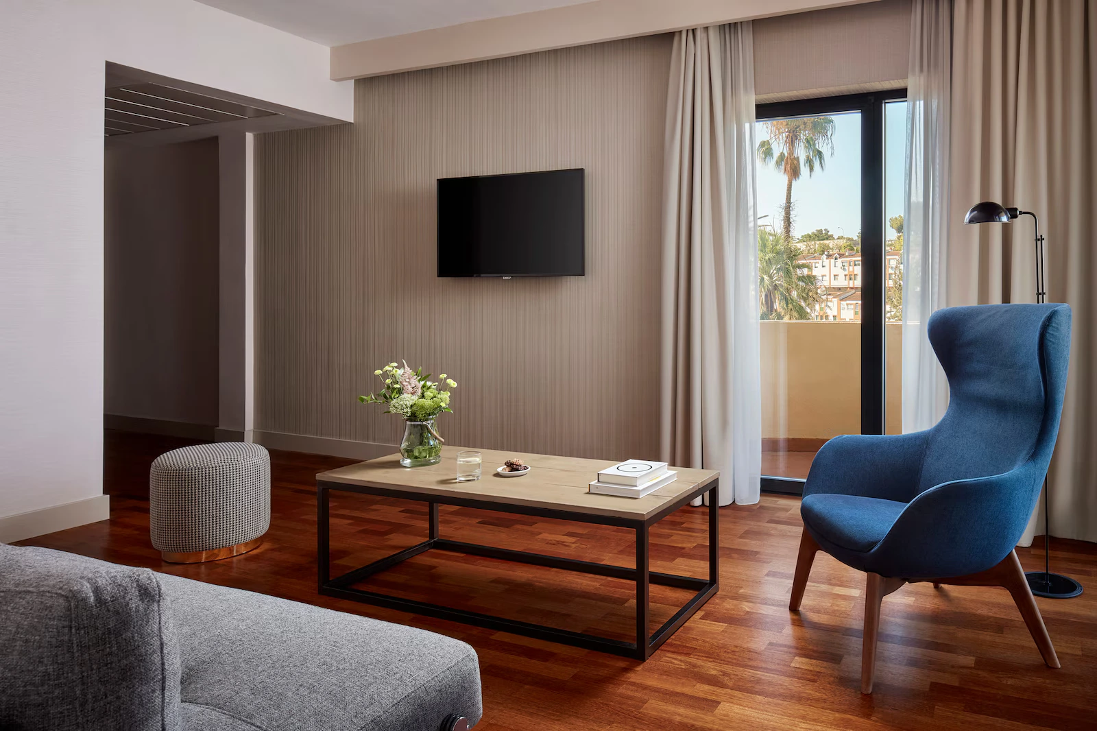 NH_Luz_Huelva_Room_Junior_Suite_Living_Room_Terrace_Natural_Light_Flowers_Sofa_TV